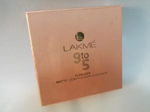 Lakme 9 to 5 Flawless Matte Complexion Compact Image 2